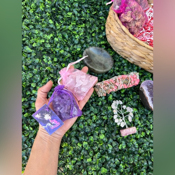 Heart Energy Gift Set | Amethyst, Rose Quartz, Labradorite & Botanicals - Picture 9 of 14